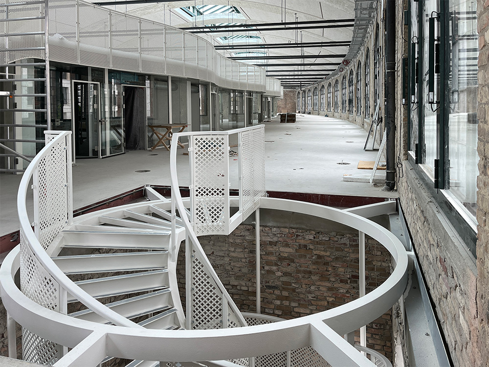 postbahnhof-offices-berlin-baufortschritt-16.07.25-1.+OG_Eingangspackkammer Innenansicht des 1. OG der Eingangspackkammer des Baufortschritts im Postbahnhof Berlin.
