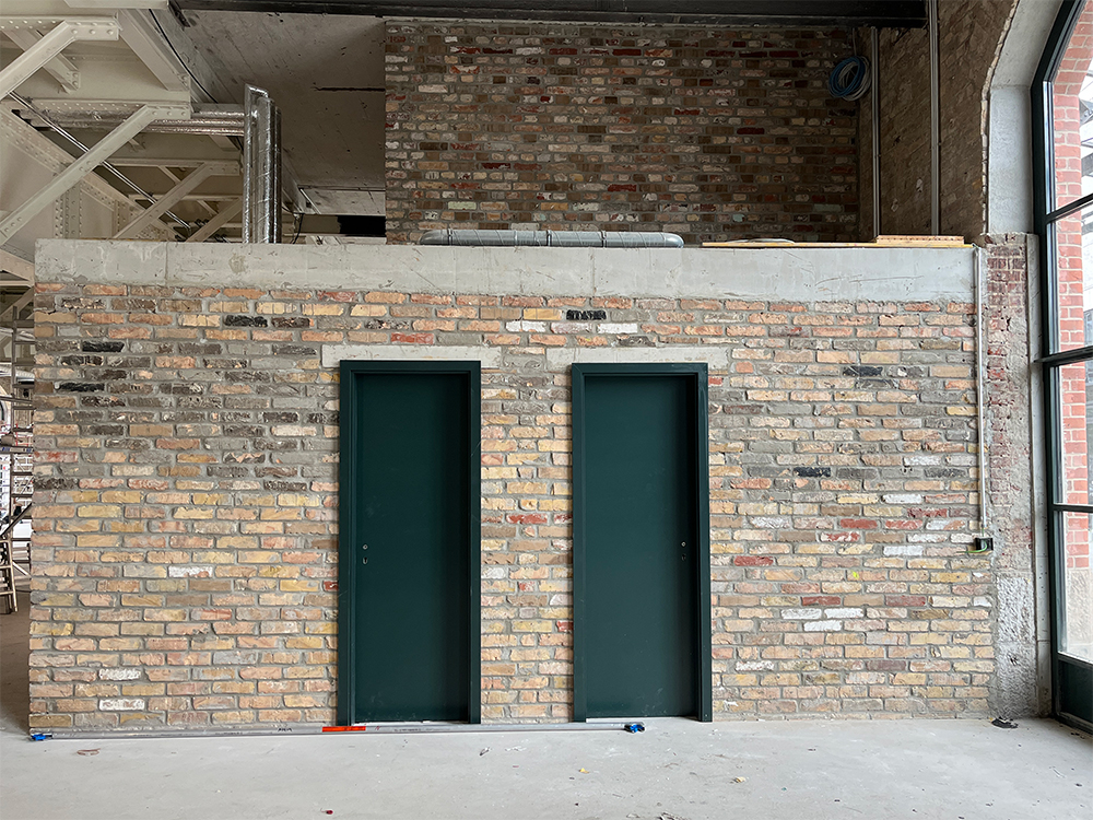 postbahnhof-offices-berlin-baufortschritt-16.07.25-EG_Sanitäraußenansicht_Eingangspackkammer Baufortschritt des EG Sanitäraußenansicht Eingangspackkammer des Postbahnhof in Berlin.