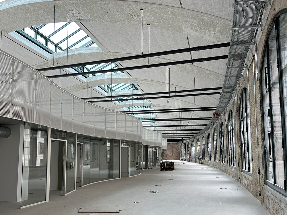 postbahnhof-offices-berlin-baufortschritt-16.07.25-Mezzanine_Eingangspackkammer Baufortschritt der Eingangspackkammer mit Mezzanine im Postbahnhof Berlin.