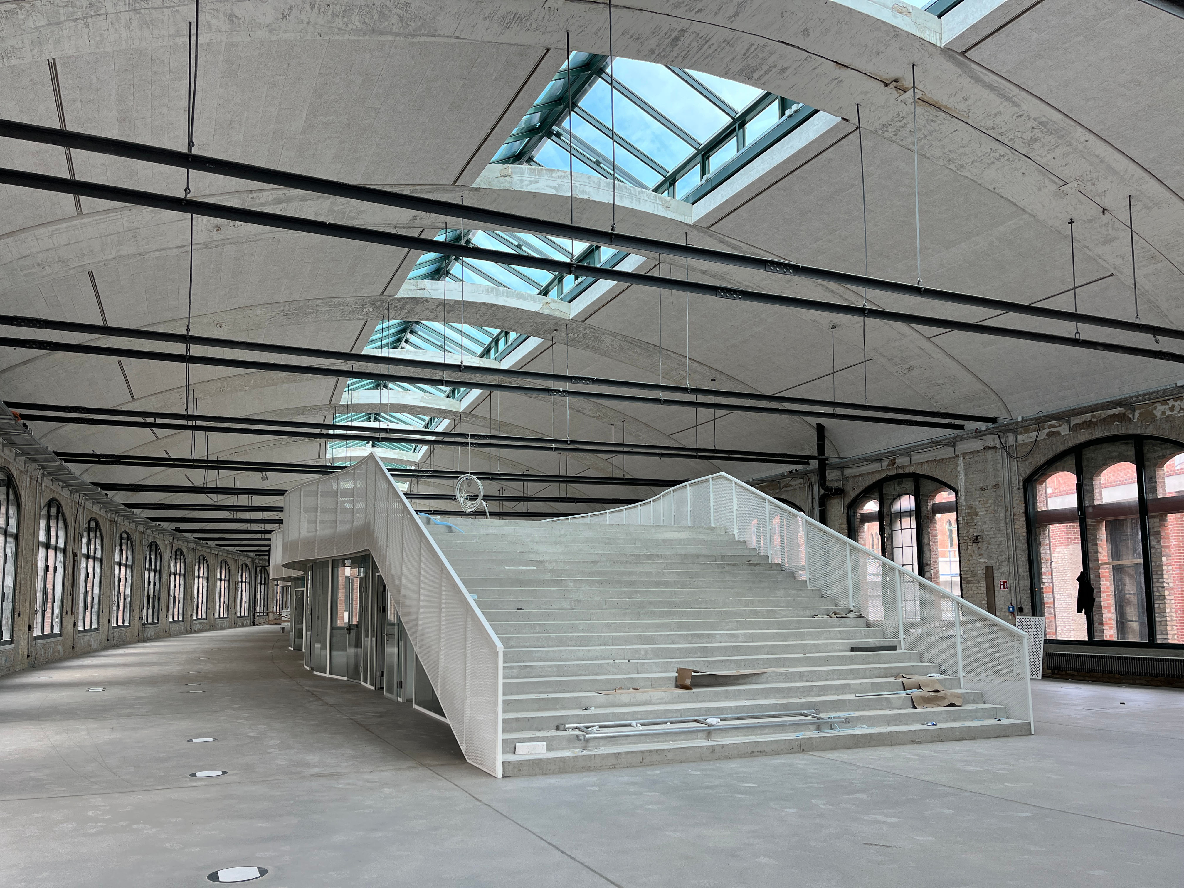 postbahnhof-offices-berlin-baufortschritt-15.09.25-eingangspackkammer-treppe Innenansicht der Eingangspackkammer des Baufortschritts im Postbahnhof Berlin.