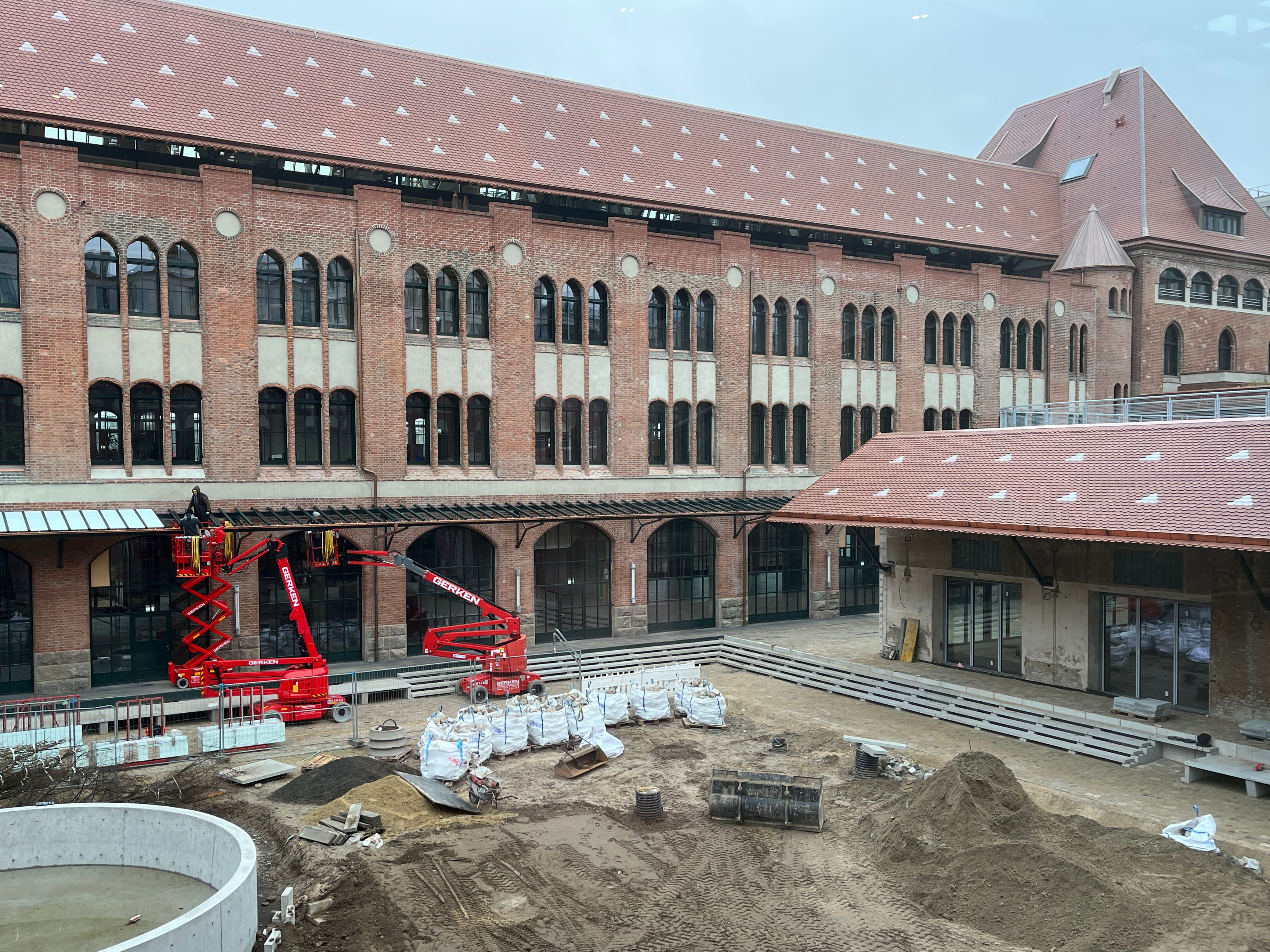 Exterior view of the postal station with a view of the departure packing room, the baggage and office area.